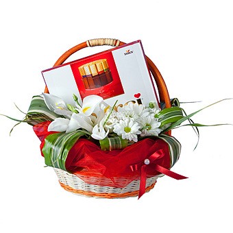 Корзина с цветами и конфетами